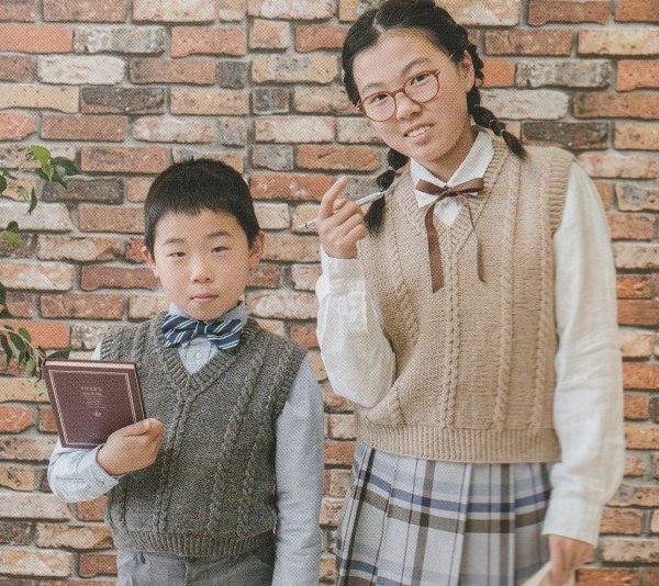 画像1: ≪人気作品着分パック≫Junior Knitなわ編みVネックベスト１１０cmから１２０cm【ソノモノアルパカウール≪並太≫】 (1)